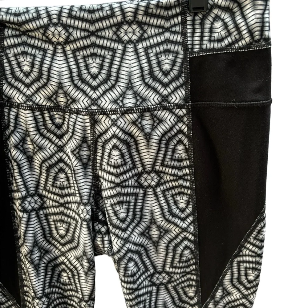 Athleta Women’s Black and White Athletic Leggings Size Small - Picture 3 of 7